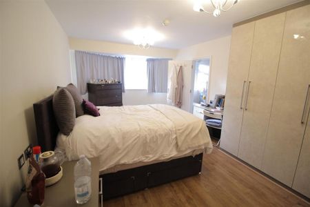 6 bedroom detached house to rent - Photo 2