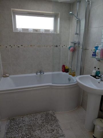 3 bedroom semi-detached house to rent - Photo 4