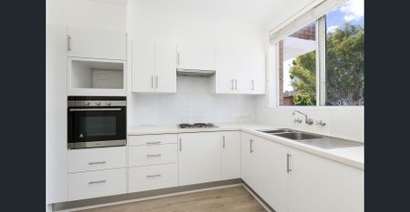 Sunny Renovated 2 Bedroom Apartment - Photo 3