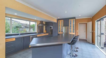 Executive on Easton! - Photo 4