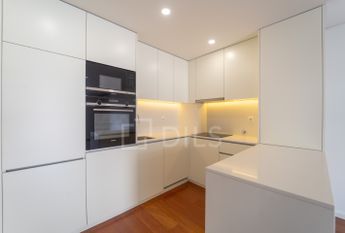Apartamento T1 com varanda - Novo - Casa da Musica - Rotunda Boavista