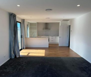 Pegasus – Modern 3 Bedroom Family Home. Double Garage. Pets Neg. - Photo 2