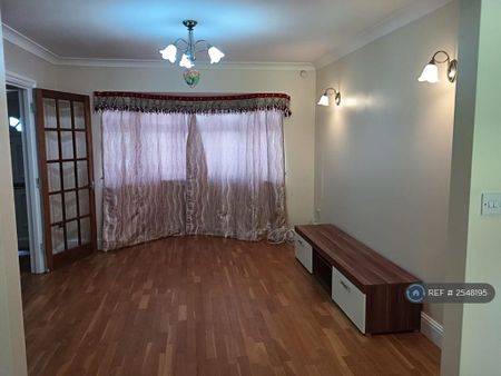 3 bedroom detached house to rent - Photo 2