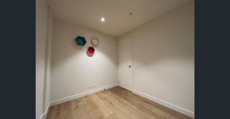 Cozy Two Bedroom Apartment in Prime Blackburn Location - Photo 5