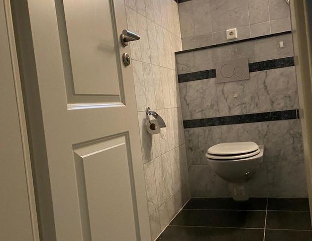 Helle Souterrain-Wohnung mit eigenem Garten in ruhiger Lage - Photo 1