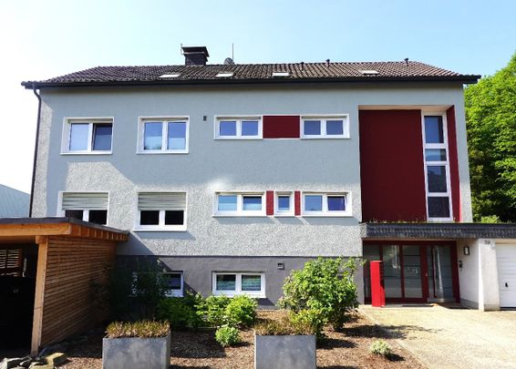 Gepflegte ca. 89 m² große DG-Wohnung mit großem Wohn-/Esszimmer, Tageslichtbad und PKW-Stellplatz - Foto 1