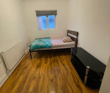 Double bedroom ideal for couple- ilford-850£ - Photo 2