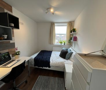 7 Bed Terraced House, Garmoyle Road, L15 - Photo 3