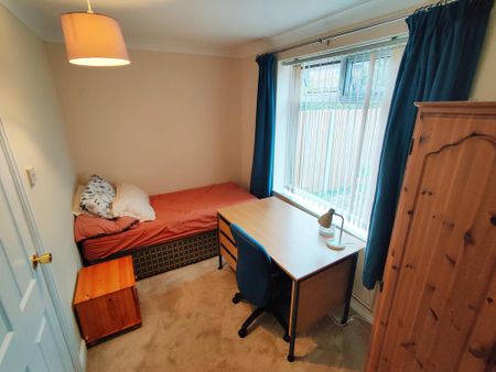 4 bedroom semi-detached house to rent - Photo 4