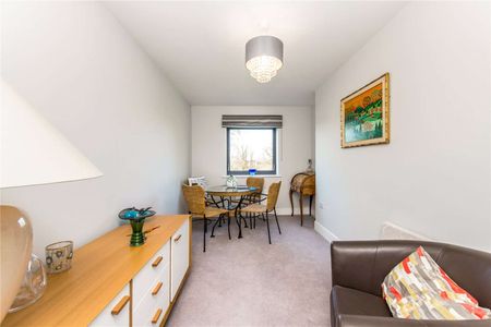 Stylish three bedroom apartment with balcony available early December and unfurnished. - Photo 3