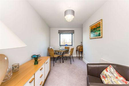 Stylish three bedroom apartment with balcony available early December and unfurnished. - Photo 2