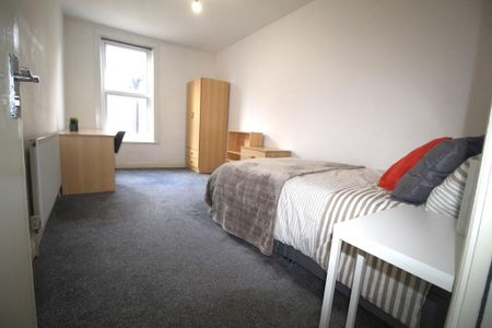3 bedroom flat to rent - Photo 3