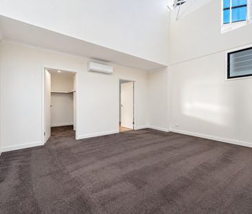 Oversized Riverside Wool Store Apartment with Pool and Private Parking - Photo 3