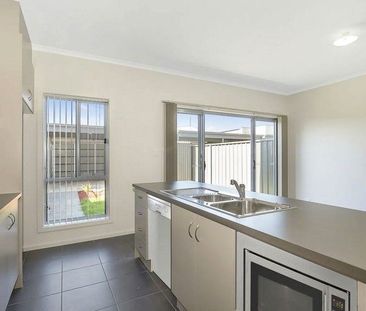 Modern 3-Bedroom Townhouse in the Heart of Largs North - Photo 4