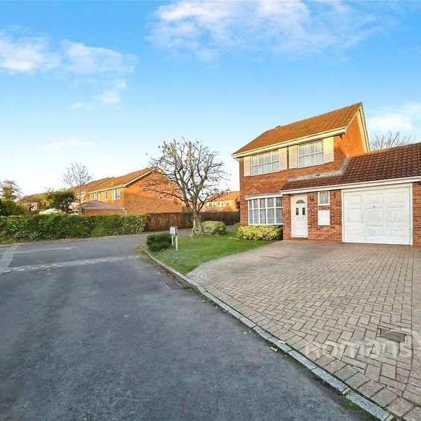 Coniston Close, Farnborough, GU14 - Photo 1