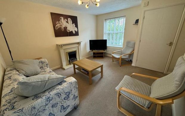 ** STUDENT HOUSE ** Immaculate four bedroom student house available on a furnished basis with bills (electricity, gas, water, internet and TV license) included in the rent. - Photo 1