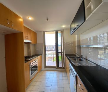 Ultra Convenient Two Bedroom Apartment With Secured Parking - Hurst... - Photo 1