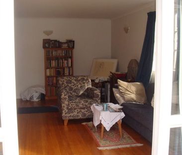 MODERN, EASY LIVING IN PRIME SUNNY LOCATION - Photo 3