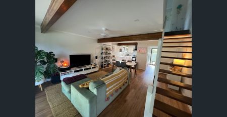 Renovated townhouse with park access - Photo 3