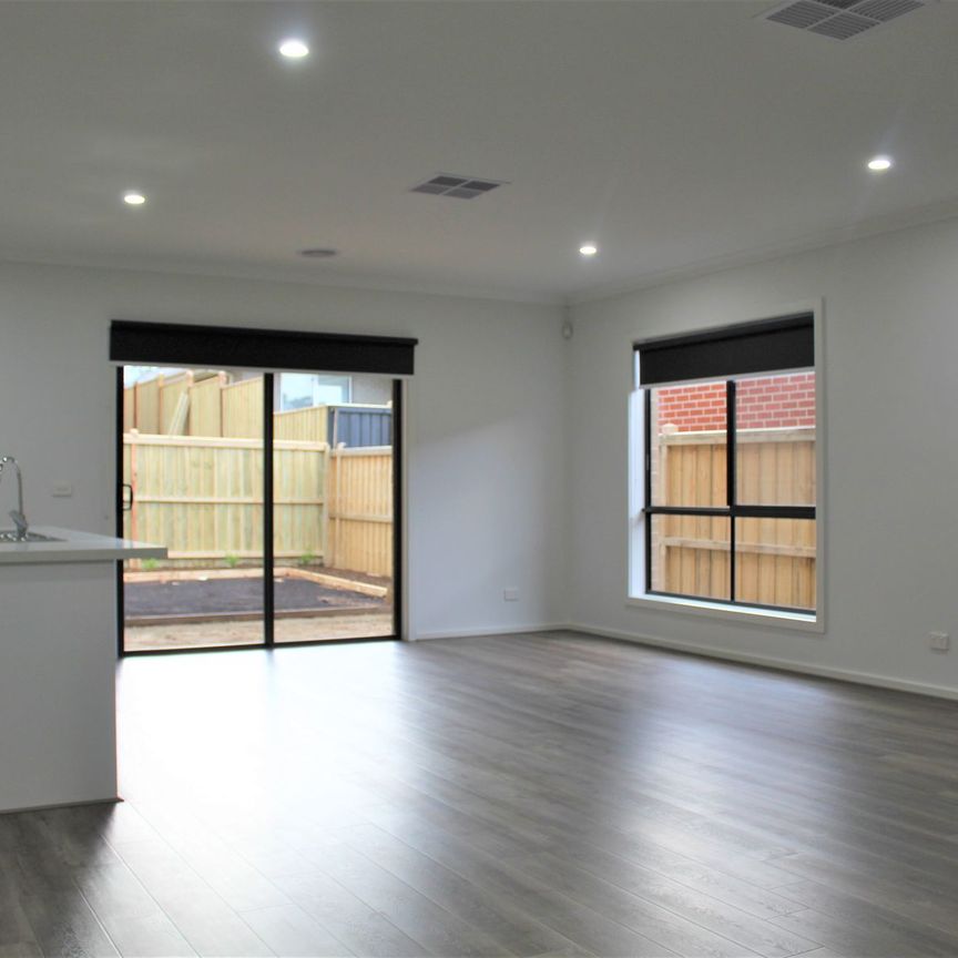 LUXURIOUS FAMILY HOME!!! - Photo 1