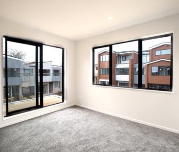 Stunning 2 Bedroom Townhouse - Photo 3