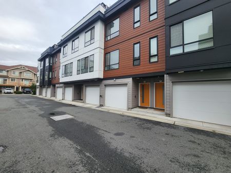 Stunning Three Bedroom Townhouse with Huge Roof Top Patio, Yard and Central AC - Photo 5