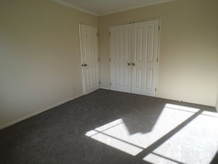 Te Atatu Peninsula-5 Bedroom Family House - Photo 5