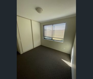 Charming 3-Bedroom Home with Theatre - Photo 3