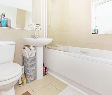 1 bedroom Flat To Let - Photo 2