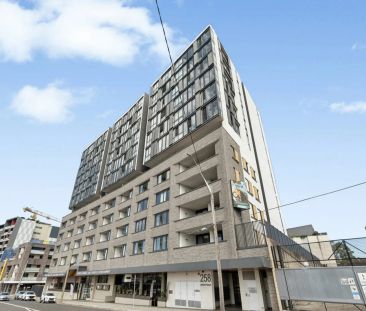 Chic And Contemporary One Bedroom Split Level Apartment With Privat... - Photo 4