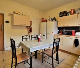 4 bedroom House in Hyde Park, Leeds - Photo 5