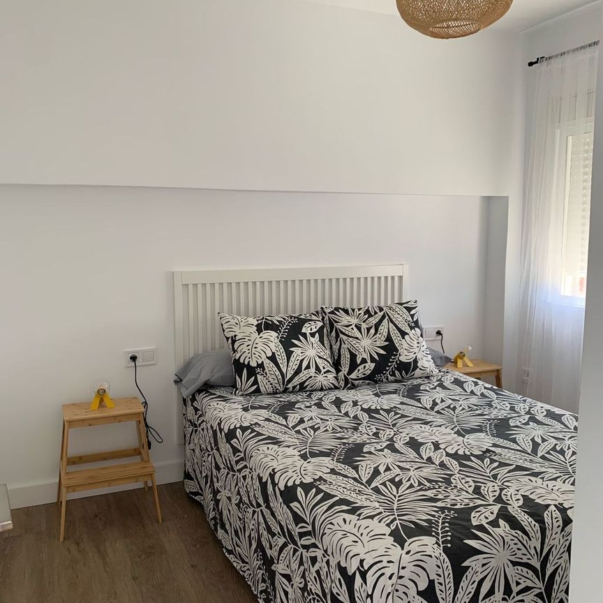 Alquiler de piso en Calle Hermanos Álvarez Quintero, 1 - Photo 1