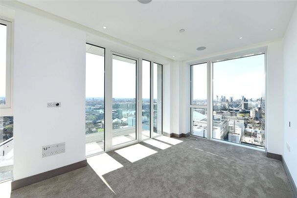 A beautifully appointed three bedroom apartment situated on the 16th floor of this prestigious, luxury development, located in a most favored part of Wapping. - Photo 1