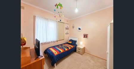 Spacious Family Home on 1,000m² – Huge Backyard, Double Carport & Central Location - Photo 3