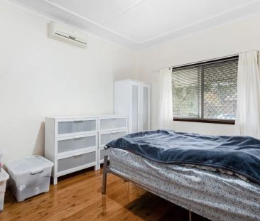 3 Beds Family House On A quiet Street Available Now! ! ! - Photo 6