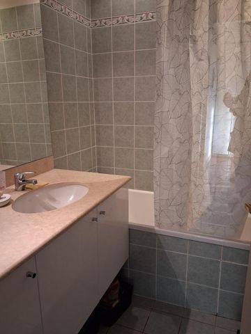 Location Appartement 3 pièces 80m² SAINTES 17100 - Photo 2
