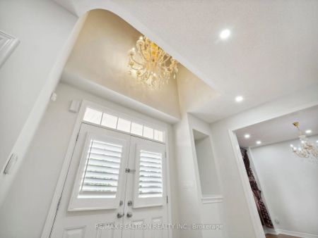 Detached Home For Lease | N9233323 - Photo 3