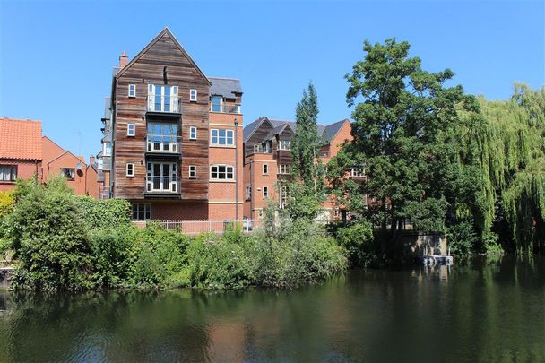 Stunning 4 Bed Townhouse Overlooking Picturesque River Wensum - Photo 1