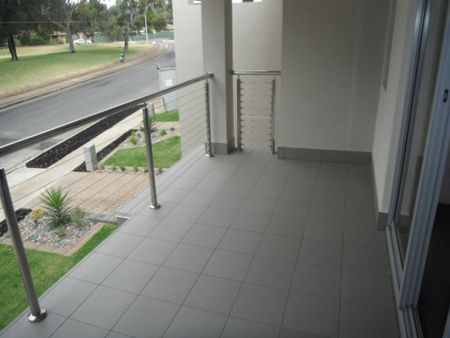 Lovely 3 Bedroom Townhouse - Photo 2