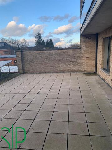 Ruim twee-slaapkamerappartement met terras en autostaanplaats in het centrum van Geel. - Photo 3