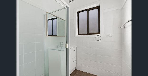 Charming Cottage in Prime Location! - Photo 1