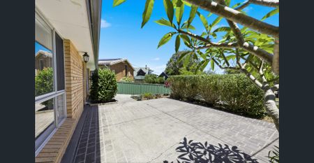 Coastal Tranquility Meets Modern Efficiency: Immaculate Family Living - Photo 2