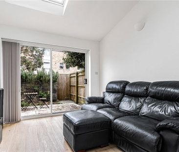 This recently refurbished ground floor flat consists of a double be... - Photo 6