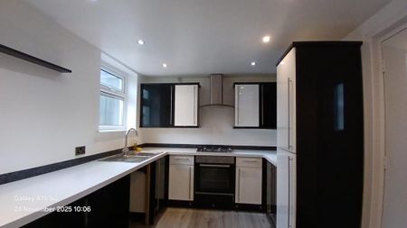 3 bedroom end of terrace house to rent - Photo 5