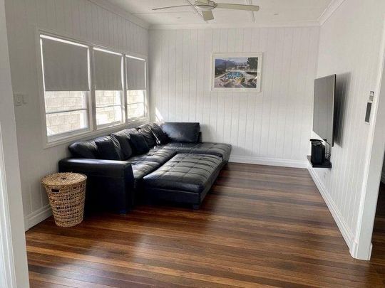Furnished Luxury Waterfront Queenslander cottage on the Gold Coast | Short Term Rental - Photo 1