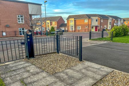 3 bed semi-detached house to rent in Lynwood Way, South Shields, NE34 - Photo 2