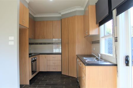 CHARMING 3 BEDROOM COTTAGE - Photo 5