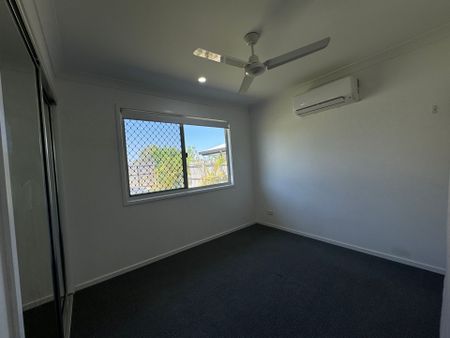 Exceptional 4-Bedroom Residence in Moranbah - Photo 3