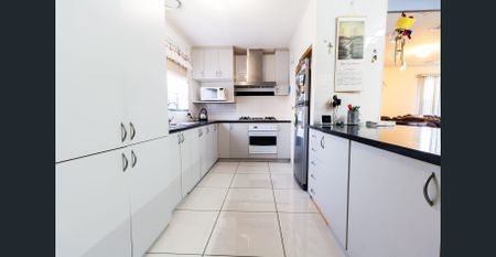 FAMILY HOME WITH ALL YOU NEED IN A CONVENIENT PLACE - Photo 4