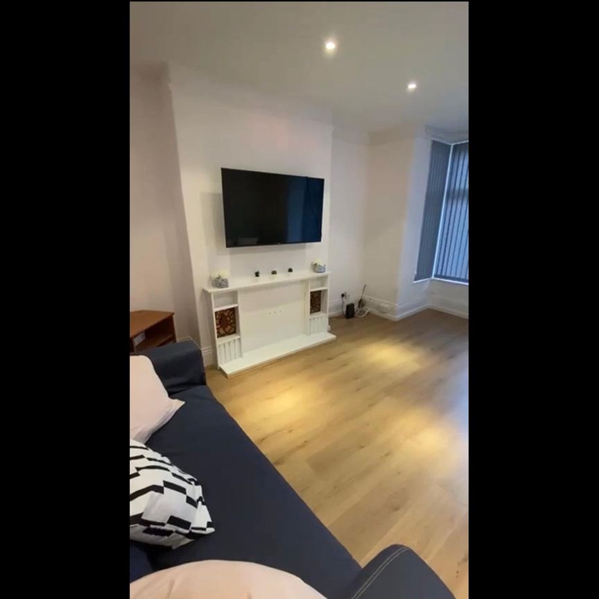 7 Bed Detached House, Estcourt Terrace, LS6 - Photo 1